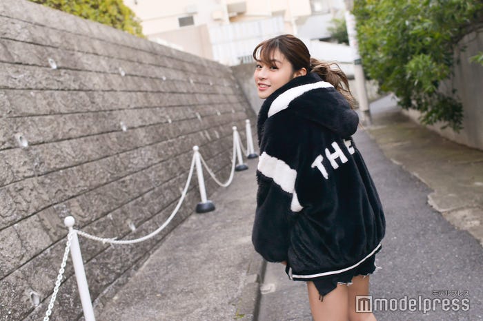 旅に参加していたときの普段の私服を持参して撮影に臨んでくれた/コウ(KOU)(C)モデルプレス