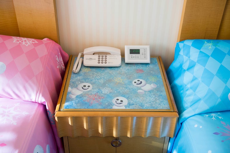 ナイトテーブル（C）Disney