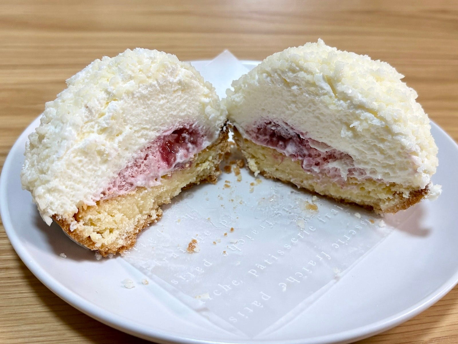 断面を見ると、レアチーズ、いちごクリーム、ラズベリーがたっぷりとトッピングされているのが分かります