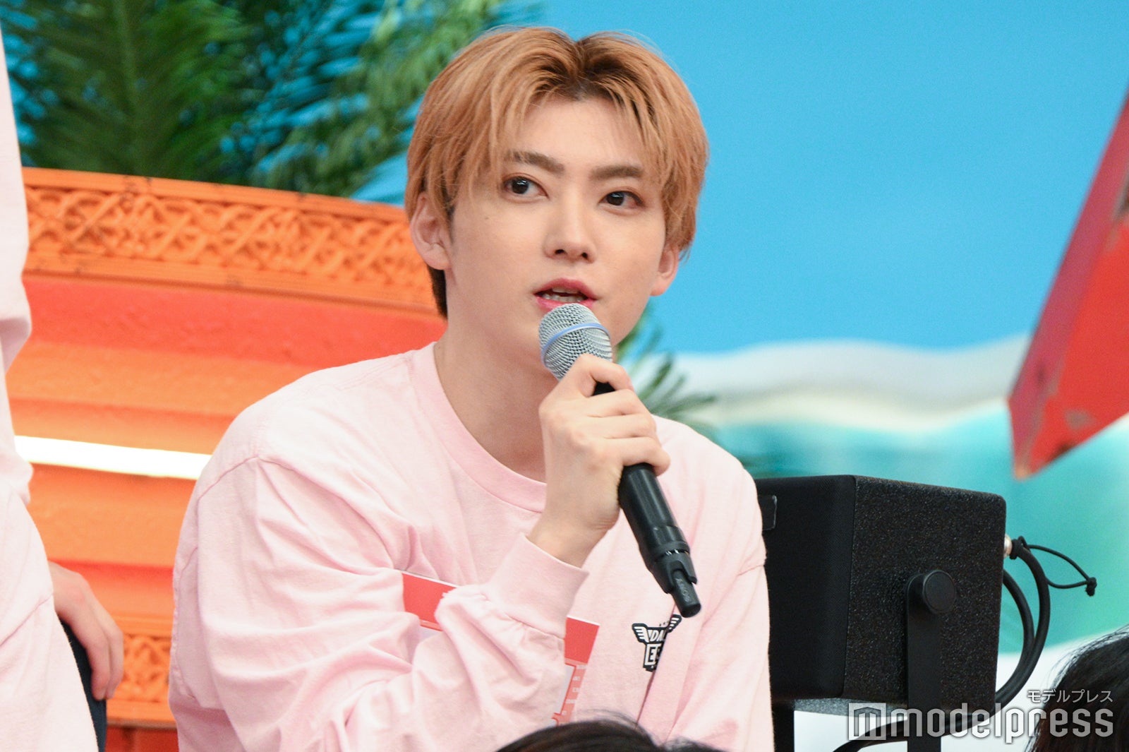 熱い企画をプレゼンするユーキ（C）モデルプレス