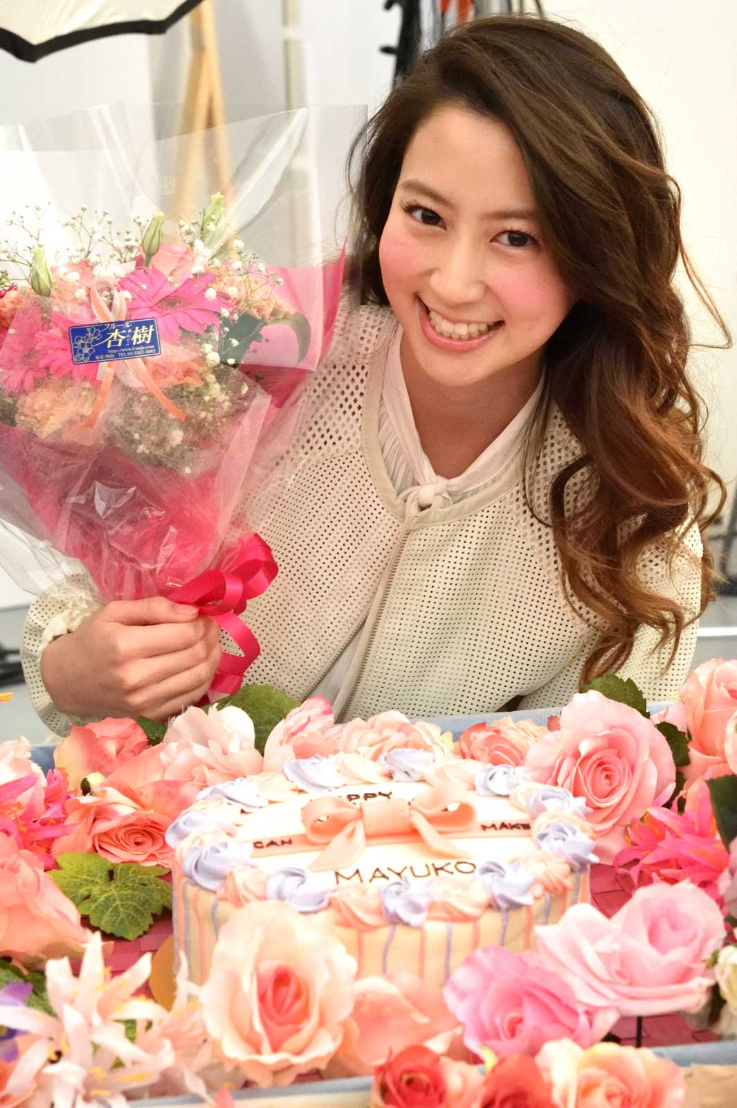 花に囲まれ、誕生日サプライズ/河北麻友子