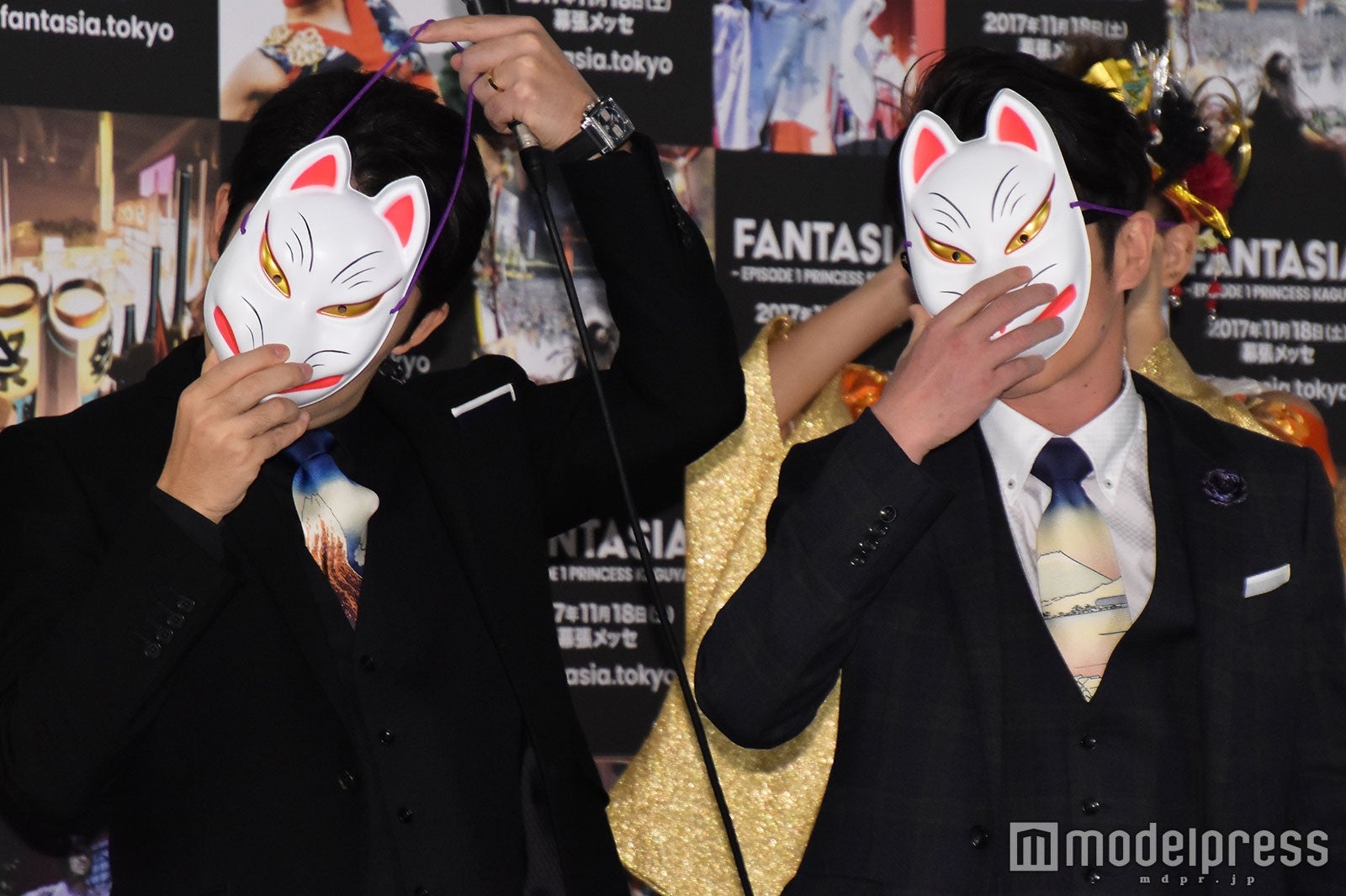 お面をかぶる中田敦彦、藤森慎吾 （C）モデルプレス