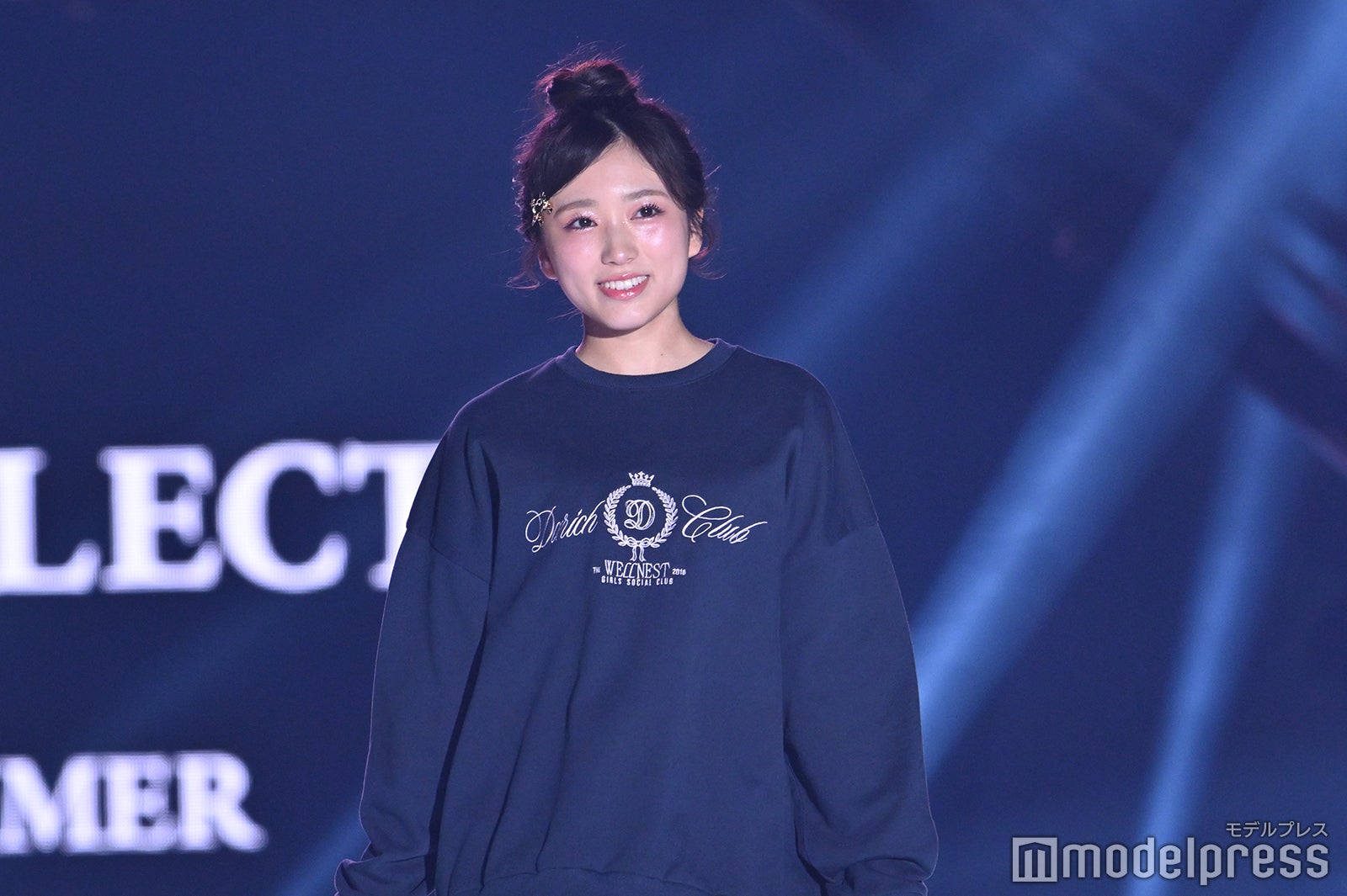 矢吹奈子、ビッグスウェット×ミニスカから美脚披露【TGC2025S/S】