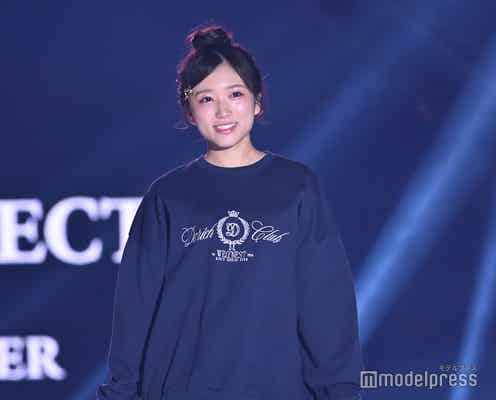 矢吹奈子、ビッグスウェット×ミニスカから美脚披露【TGC2025S/S】