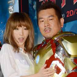 夫婦揃って映画「アイアンマン3」のイベントに登場した、木下優樹菜（左）とFUJIWARAの藤本敏史（右）
