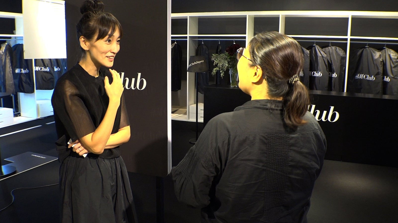 室井麻希さんの仕事の様子（写真提供：関西テレビ）