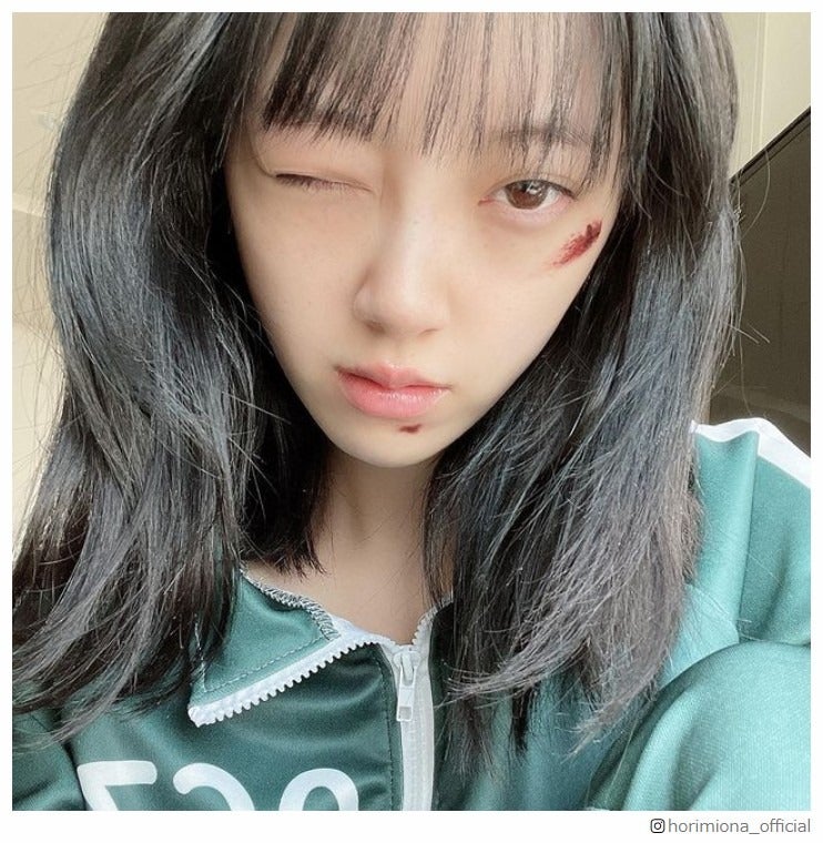 堀未央奈「イカゲーム」コスプレ披露に反響 傷まで再現「生き残ってそう」「リアル」の声