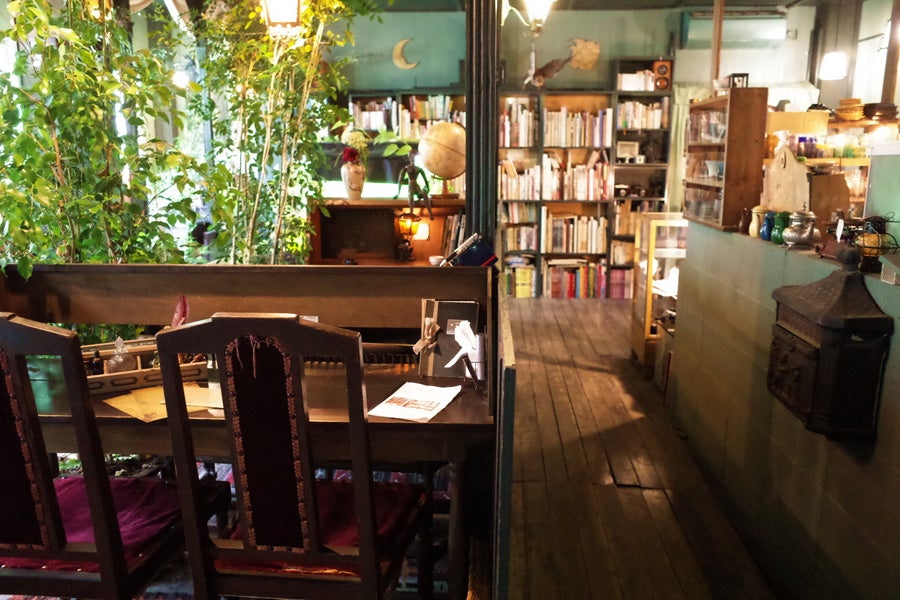 アール座読書館店内