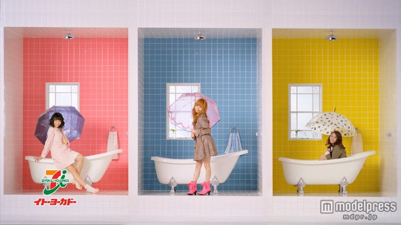 益若つばさ（中）とSUPER☆GiRLS・荒井玲良（右）、田中美麗（左）／新テレビCM「雨の日が待ち遠しい」篇より