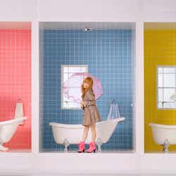 益若つばさ(中)とSUPER☆GiRLS・荒井玲良(右)、田中美麗(左)/新テレビCM「雨の日が待ち遠しい」篇より