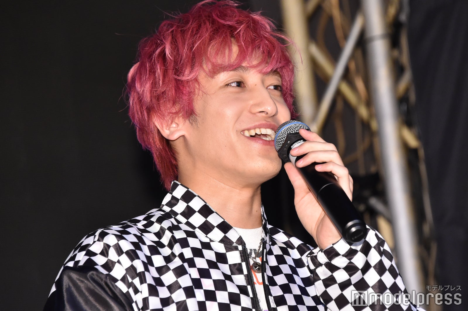 ヘアチェンジ前の兼近大樹（C）モデルプレス