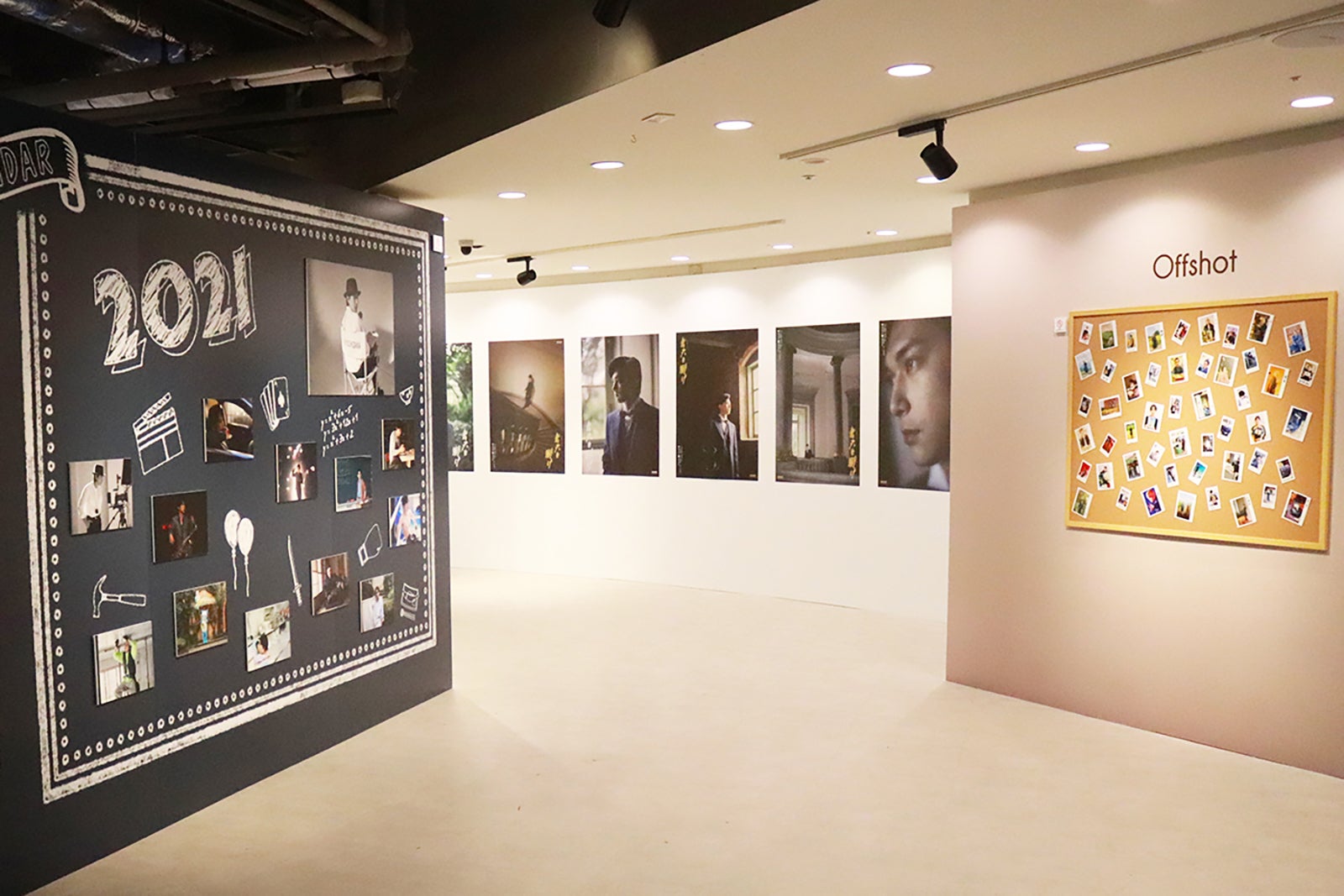 寫眞展内部の写真：大河ドラマ『青天を衝け』のメインポスタービジュアル、カレンダーやチェキのオフショットコーナーなど （提供写真）