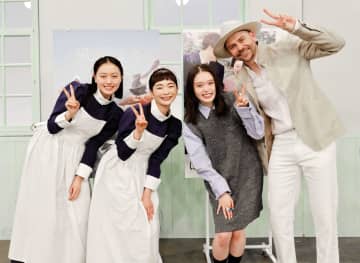 「ばけばけ」ヘブン先生が印象激変！ひげが伸びハット＆ジャケット姿が超クール 朝ドラバトンタッチセレモニーにゲストで登場