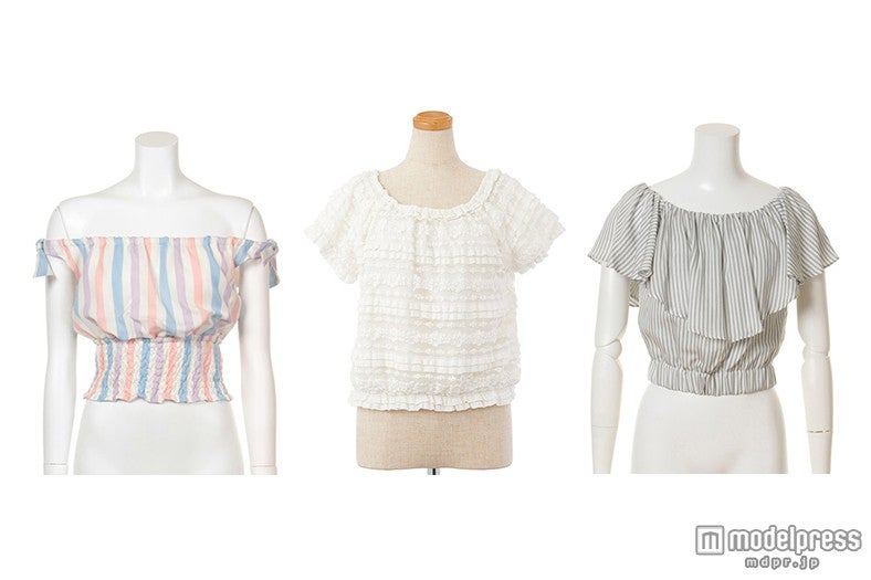 涼しげに肌見せ「オフショルトップス」3選