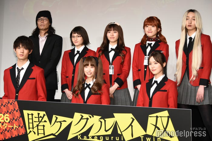 (後列左から)英勉監督、萩原みのり、秋田汐梨、佐々木美玲、長井短(前列左jから)佐野勇斗、森川葵、生田絵梨花(C)モデルプレス
