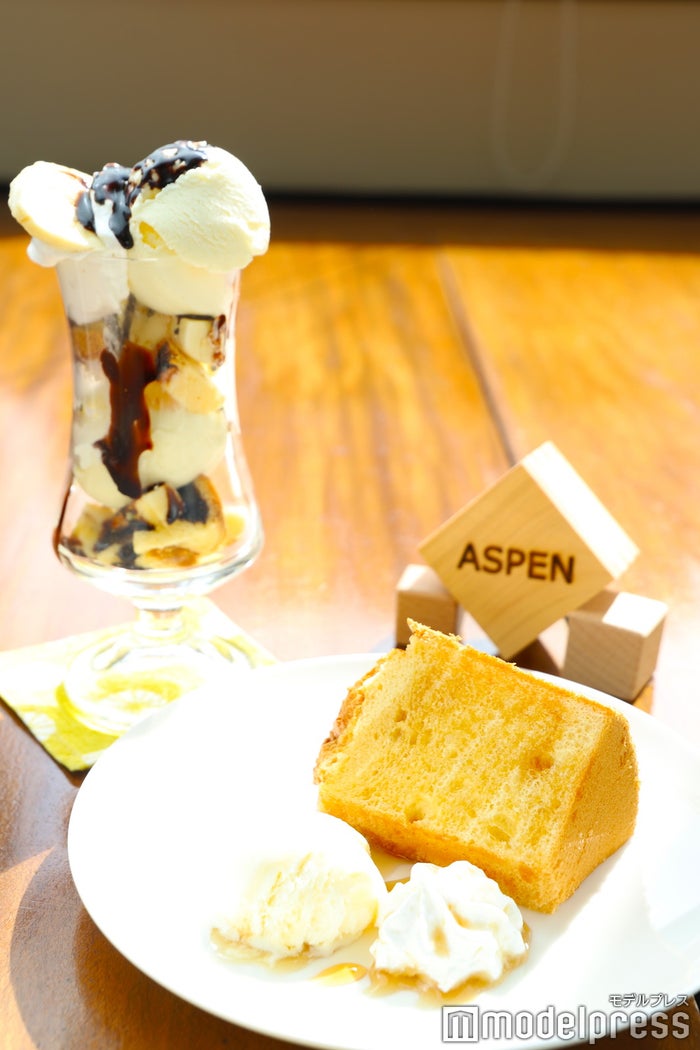 チョコバナナパフェ770円は、アイス、フルーツ、シフォンケーキが次々に現れ、食べ応えも十分。シフォンケーキ(メープル)は550円。ほかにチョコレート、キャラメル、マンゴーのソースがある(C)モデルプレス