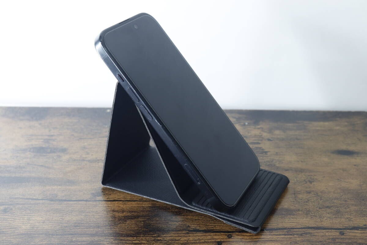黒いスマホスタンドにスマートフォンを縦置き 黒いスマホスタンドにスマートフォンを縦置き