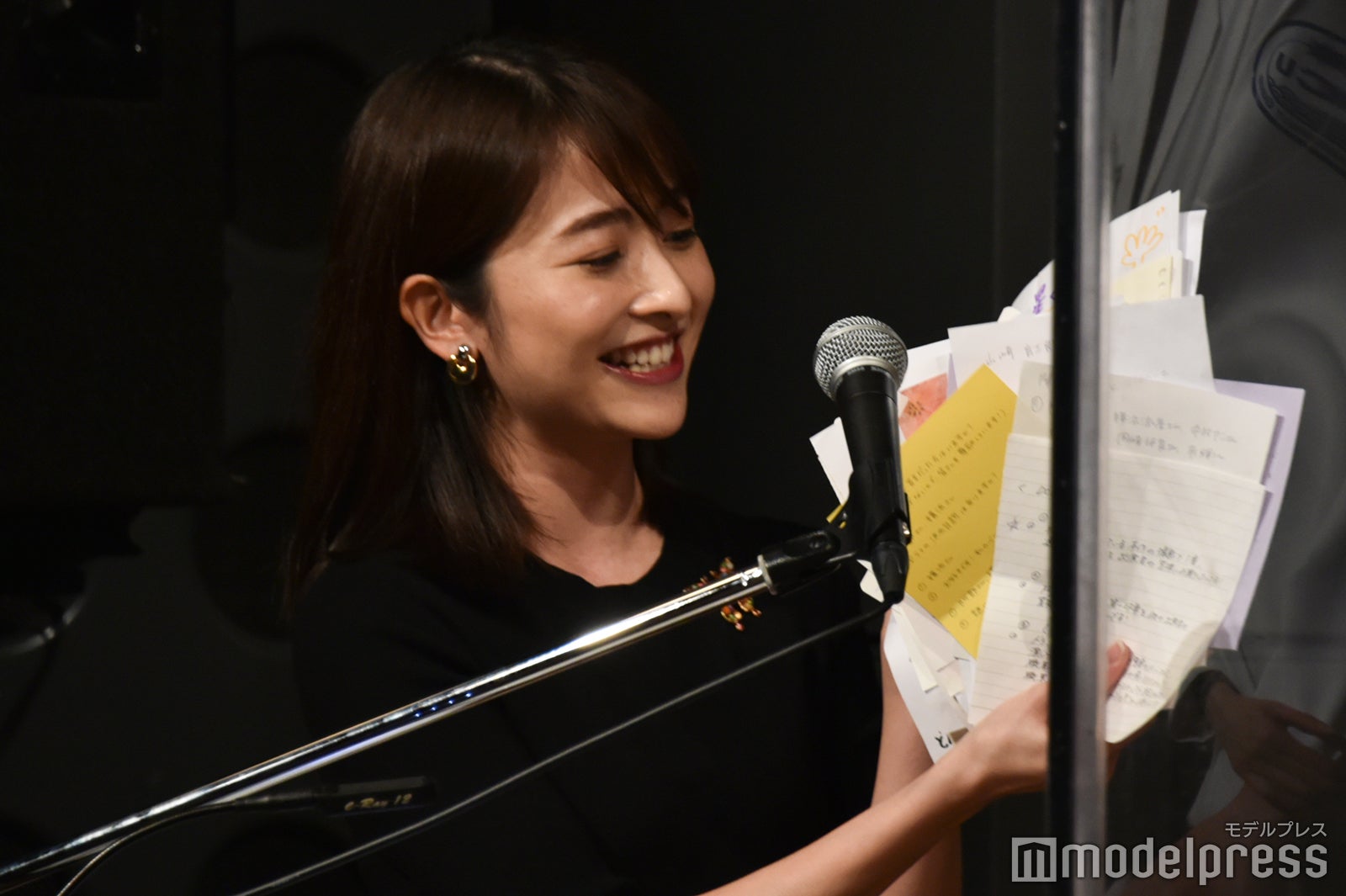 会場からの沢山の質問を見せる日比麻音子アナウンサー （C）モデルプレス