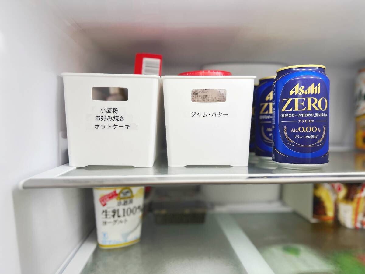 冷蔵庫の棚にラベル付き収納ケースと缶ビール 冷蔵庫の棚にラベル付き収納ケースと缶ビール