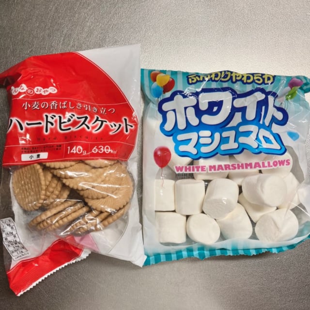 1分で作れるビスケットとマシュマロの簡単おやつの材料です。