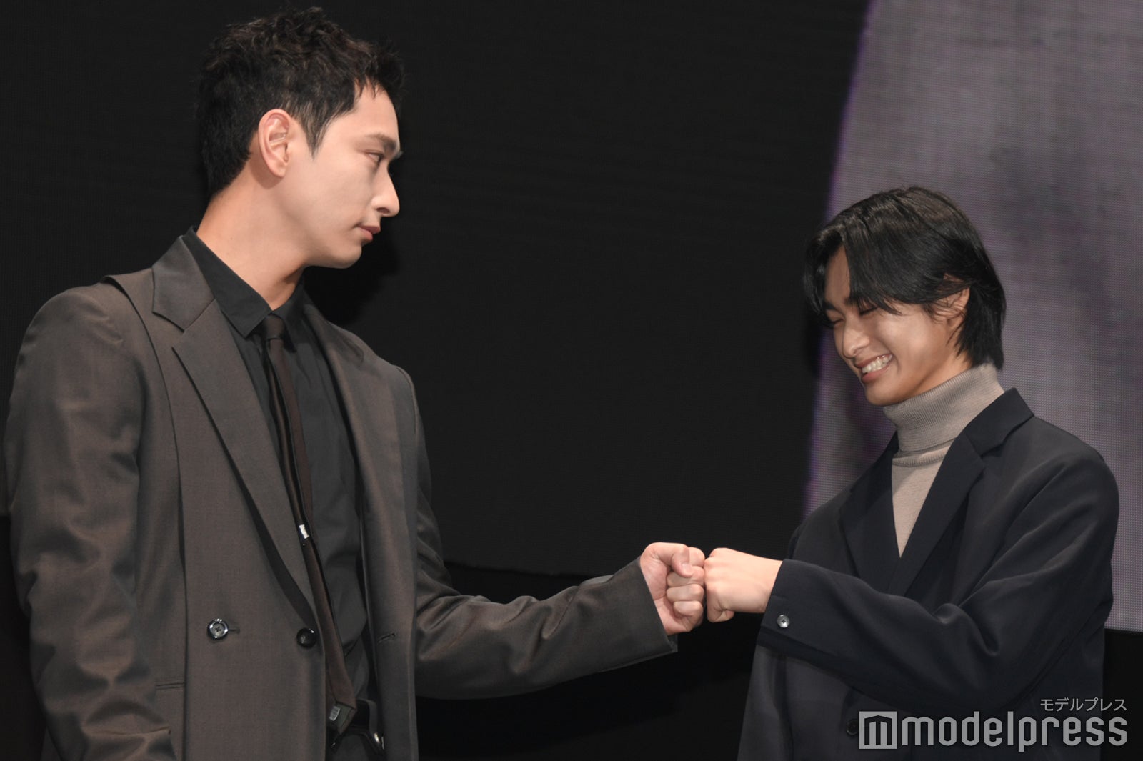 チャンソンとグータッチする北島岬（C）モデルプレス