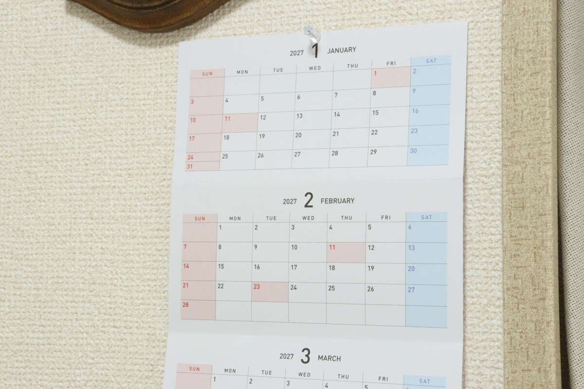 壁に吊るされた2027年1月から3月までのロングカレンダー
