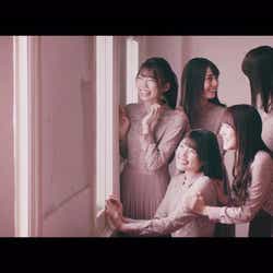 モデルプレス - 日向坂46加藤史帆・佐々木久美・佐々木美玲・高本彩花・小坂菜緒の笑顔が眩しい 桜色衣装でダンス披露<Footsteps>
