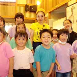 MISIAと母校の子どもたち（C）日本テレビ