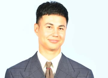 ホイールでかっ！ユージ3200万超の高級外車がエグすぎた！中にシャンパン瓶用冷蔵庫！？70畳リビング超セレブ