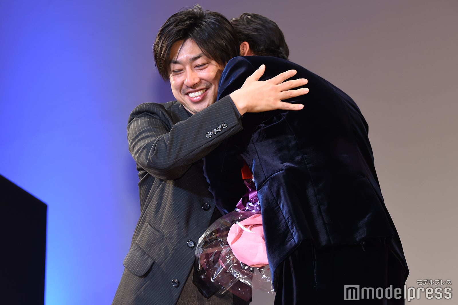 瑠東東一郎監督と抱擁する田中圭（C）モデルプレス