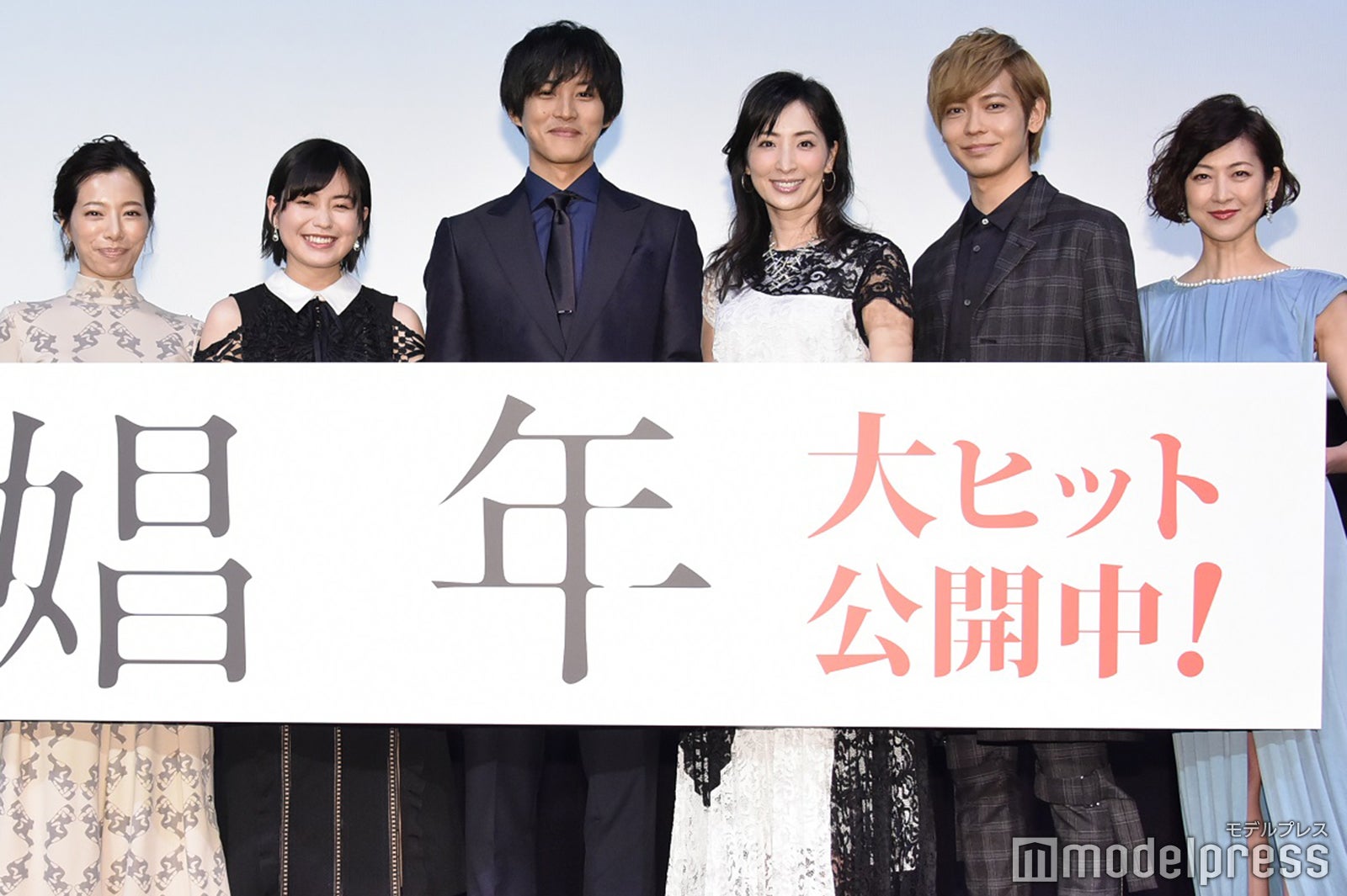 （左から）桜井ユキ、冨手麻妙、松坂桃李、真飛聖、猪塚健太、馬渕英里何 （C）モデルプレス