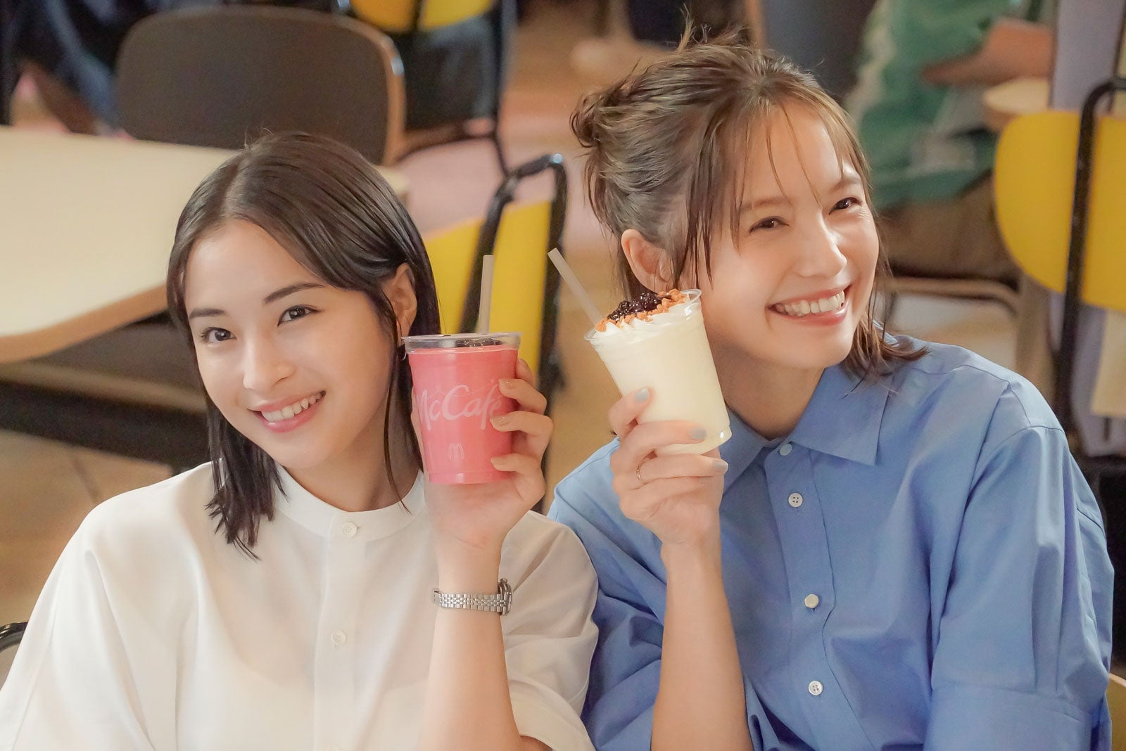 広瀬すず、宮崎あおい／新TVCM「寄り道マック 仕事帰りのベリー」篇メイキングより（提供写真）