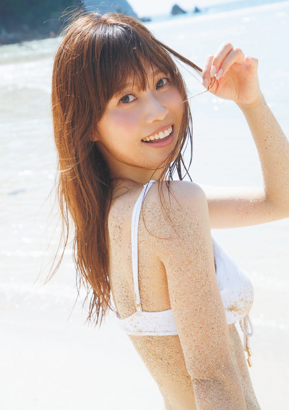 ABEMAアナ西澤由夏、白ビキニから美背中のぞく「週プレ」でグラビア披露