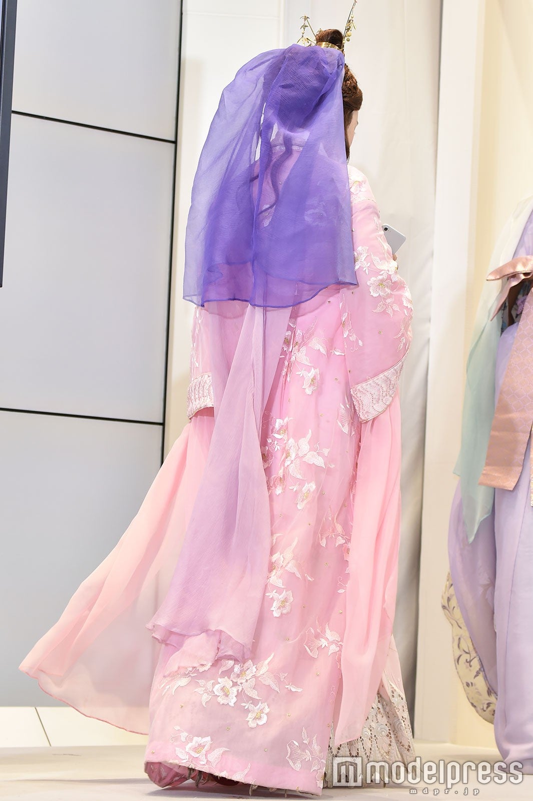 後ろ姿までこだわった衣装の可愛い川栄李奈（C）モデルプレス