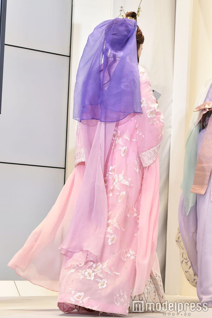 後ろ姿までこだわった衣装の可愛い川栄李奈(C)モデルプレス