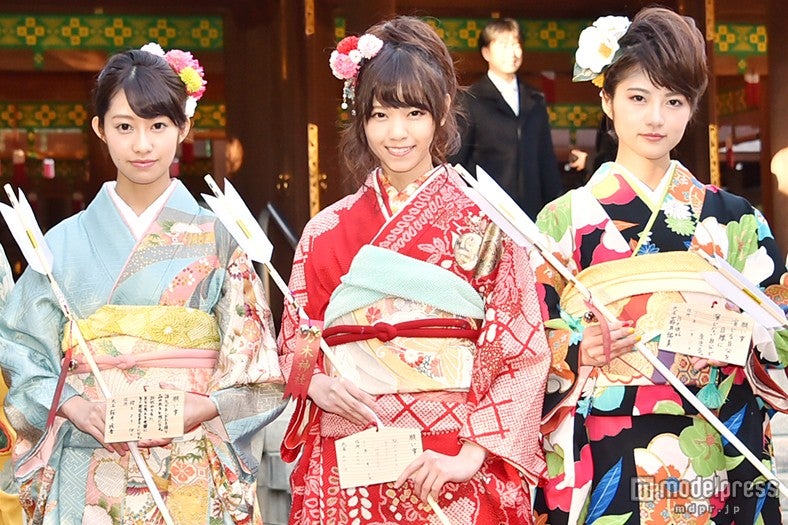 乃木坂46・2015年新成人（左から：桜井玲香、西野七瀬、若月佑美）