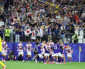 「ワロタ」「ゴール裏すぎるw」日本戦、観客席で応援煽っていたトップ俳優にSNS沸く 試合後、板倉滉と目と目見つめ熱い握手