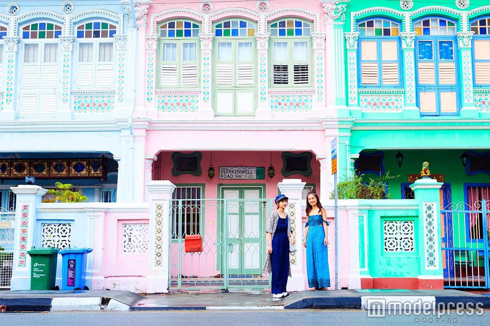 シンガポール・カトン地区のクーン・セン・ロード／左から：村田倫子、武智志穂（C）モデルプレス