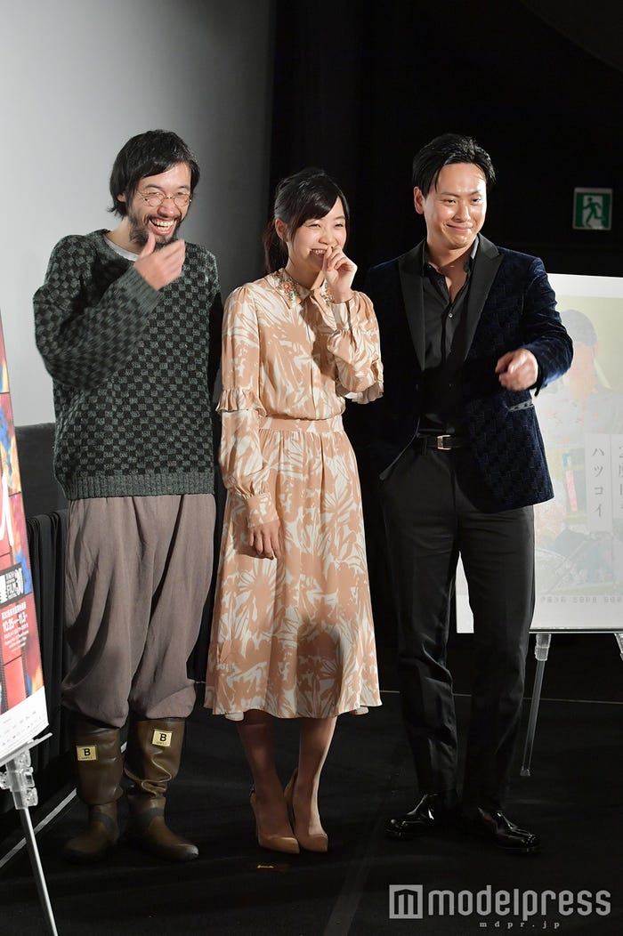 「顔決まりすぎです!」の声に思わず手を出してツッコミ(C)モデルプレス