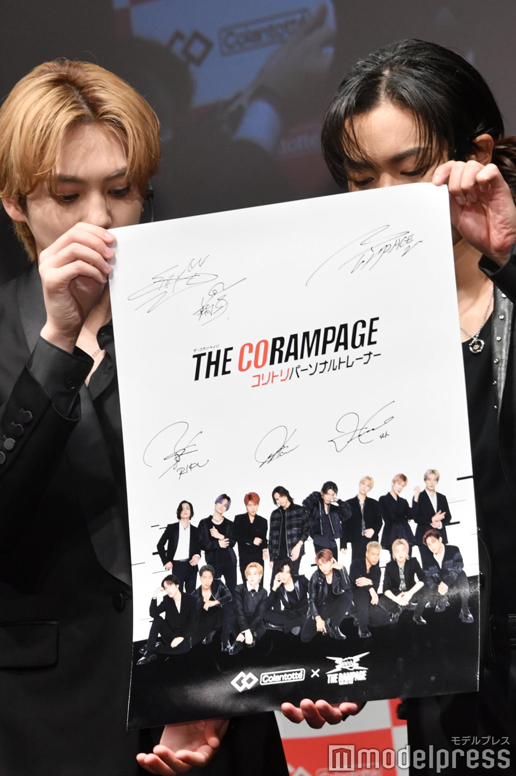 2人でポスターを見せる吉野北人、川村壱馬（C）モデルプレス