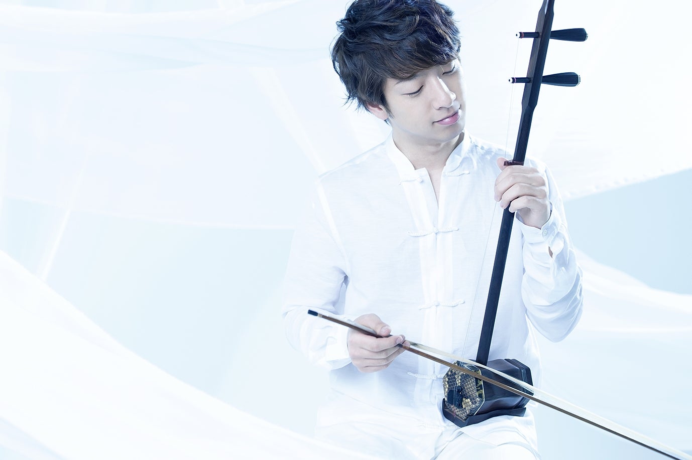 オープニング・セレモニーには二胡　演奏家の高山賢人が登場／画像提供：ビーイング