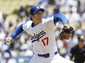 大谷翔平 3年ぶり開幕二刀流で初回を三者凡退！マウンドで多彩な表情 特大中飛に不敵笑み→スミスの頭部にバット直撃で絶叫