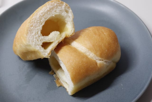 ファミリーマート　コンビニ　トリュフ風味の塩パン