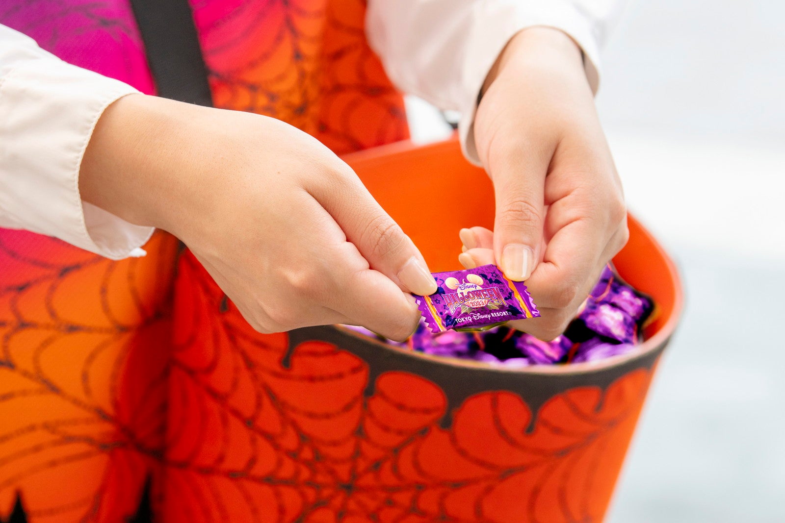 特別なバケツを持ったキャスト (イメージ)（C）Disney