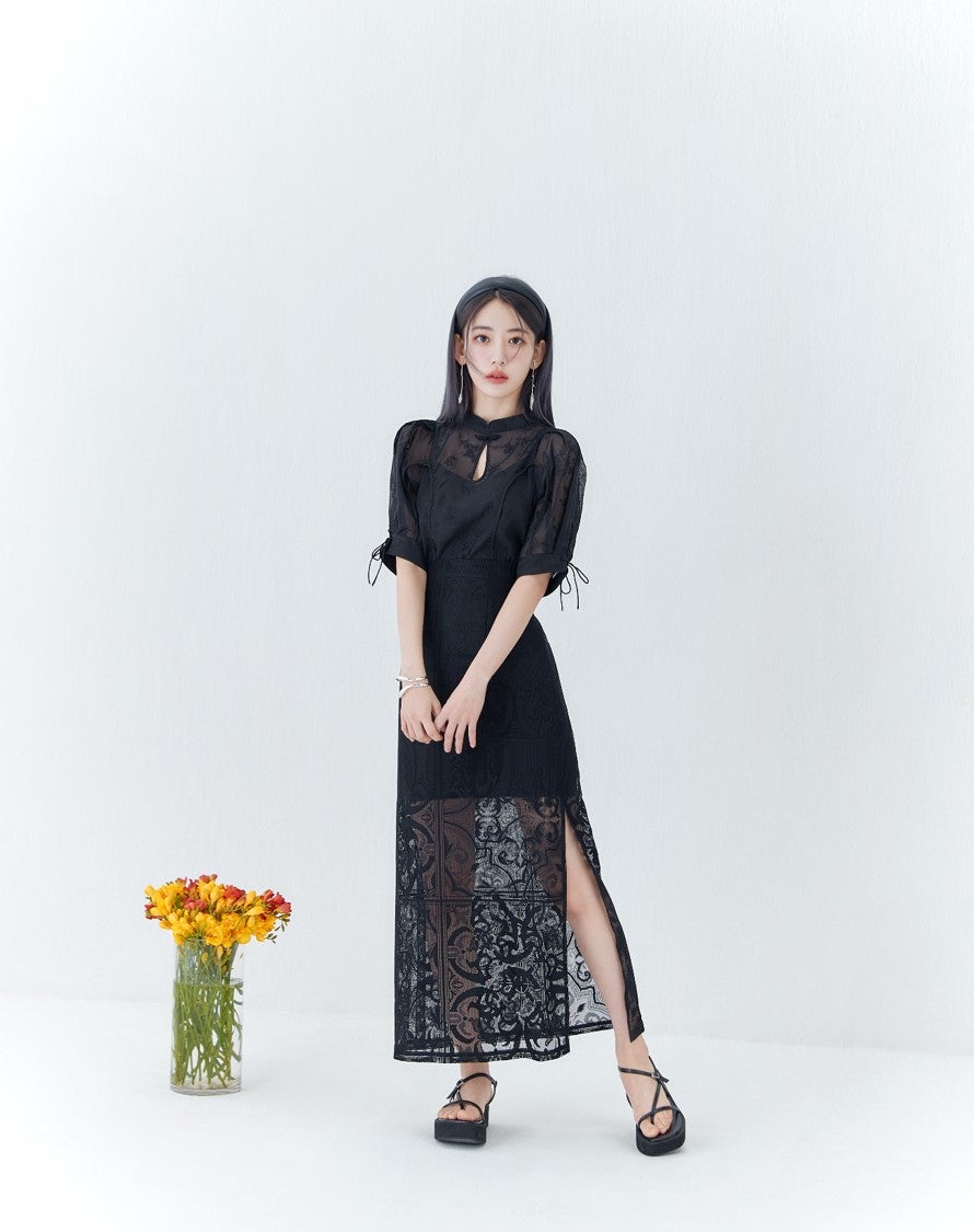 宮脇咲良、美脚チラリ「sweet」で大人可愛い春コーデ披露