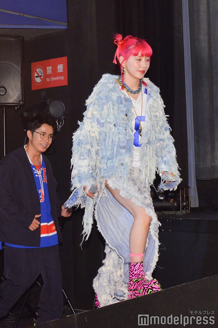 美しい脚を披露した仲里依紗(C)モデルプレス