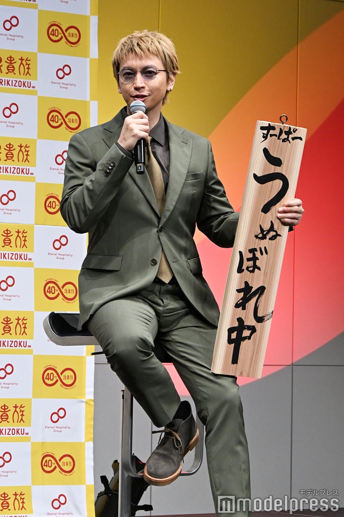 「すーぱーうぬぼれ中」という看板を書いたら、父・大倉忠司氏に「私の字に似てる。憧れてるのかな」と言われた大倉忠義(C)モデルプレス