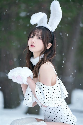 けんけん、見るだけで涼しくなる“雪うさぎ”ショットに「世界一可愛い