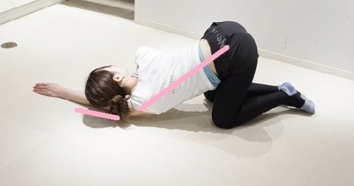 左手を斜め前に伸ばし、お尻を高く突き上げていく