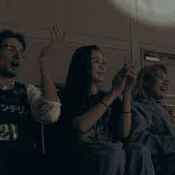 応援するジュゼッペ、愛華、花「TERRACE HOUSE TOKYO 2019-2020」25th WEEK（C）フジテレビ／イースト・エンタテインメント